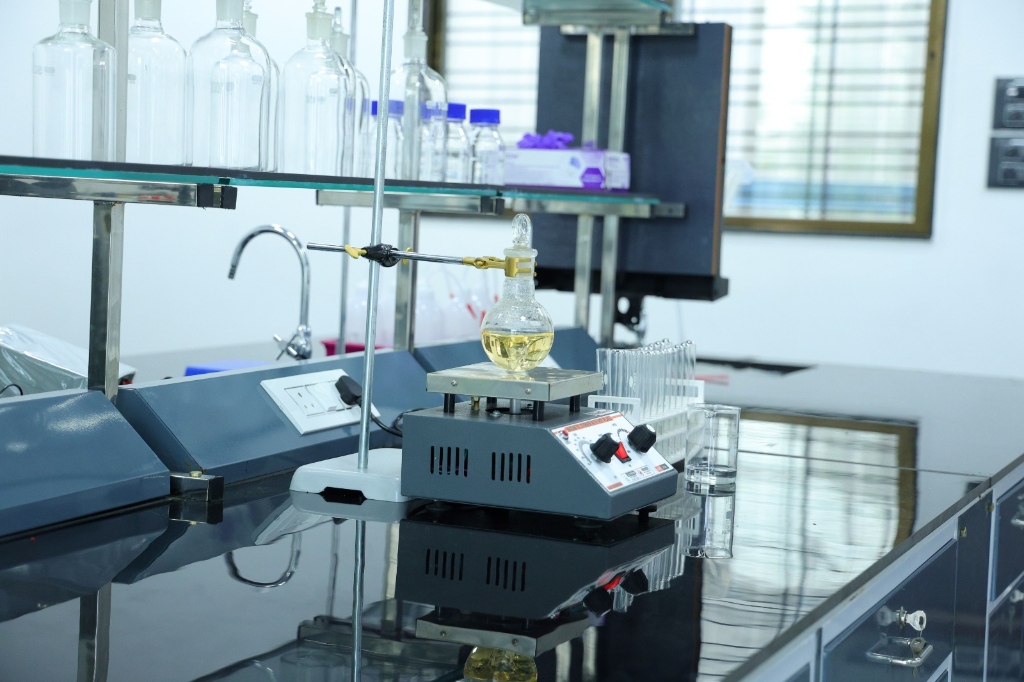 Round Bottom Reaction Flask with Temperature Controlled Stirrer Bench